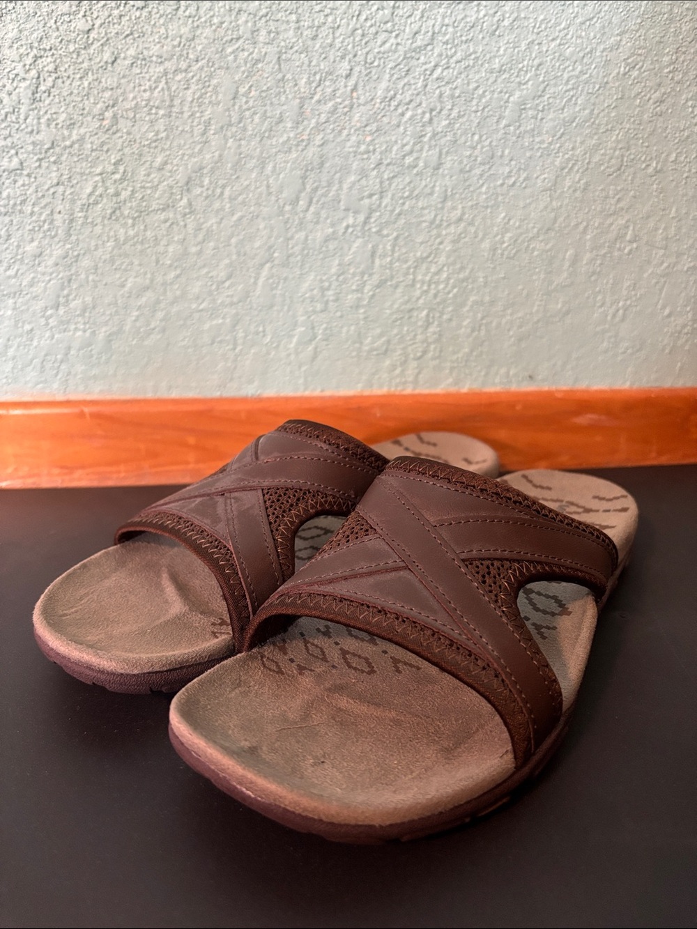 Merrell Brown Leather-Style Slide Sandals Women’s Size 7 - good